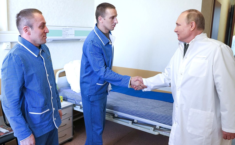 President Putin meets with injured Russian soldiers, 25 May 2022.